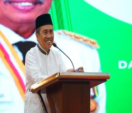 Gubernur Syamsuar saat memberikan SK pensiun kepada ASN Pemerintah Provinsi Riau (foto/int)