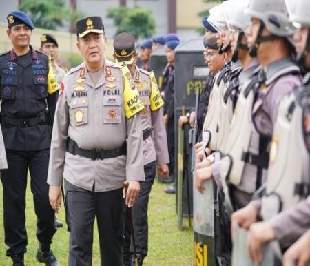 Foto: Kapolda Riau Irjen Mohammad Iqbal mengecek personel (Dok Humas Polda Riau)