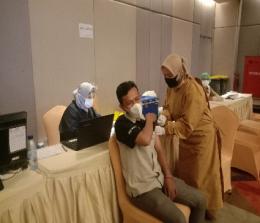 Penyuntikan vaksin Covid-19 di Pekanbaru. 