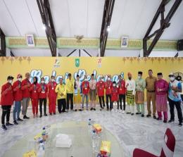Gubernur Riau Syamsuar bersama para atlet NPC Riau.(foto: mcr)