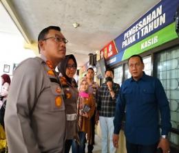 Kapolres Dumai AKBP Nurhadi dan Kepala Samsat Dumai Raja Saspi meninjau pelayanan di kantor Samsat (foto/int)