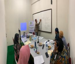 Penerima manfaat pelatihan bekam saat mengikuti mentoring bisnis dari IZI Riau (foto/ist)