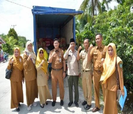 Camat Bantan, Rafli Kurniawan, bersama sejumlah perangkat daerah salurkan bantuan (foto/zulkarnain)