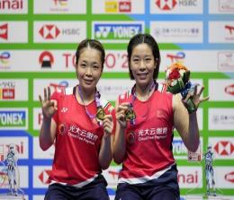 Ganda putri Cina, Chen Qing Chen/Jia Yi Fan, berpose saat menjadi kampiun Kejuaraan Dunia 2022 di Jepang.

Foto: EPA-EFE/FRANCK ROBICHON