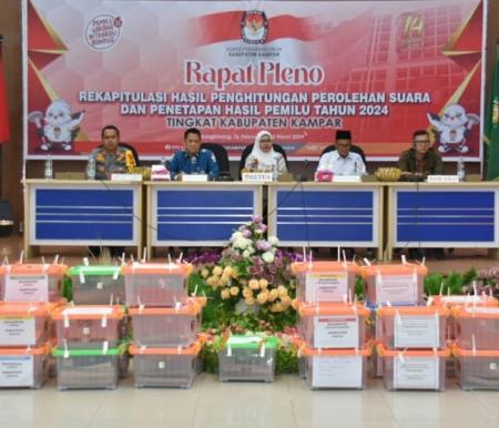 Rapat Pleno Rekapitulasi Hasil Perhitungan Perolehan Suara dan Penetapan Hasil Pemilu tahun 2024 tingkat Kabupaten Kampar. Senin (26/2/2024).