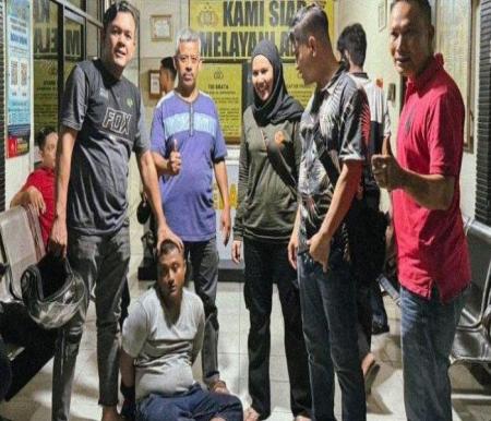 Pelaku jambret tas pemulung saat diamankan di Mapolsek Bukit Raya.(foto: tribunpekanbaru.com)
