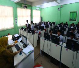   Siswa SMP Negeri 4 Pekanbaru melaksanakan Ujian Nasional Berbasis Komputer (UNBK) di SMA Negeri 9 Pekanbaru, Riau, Senin (22/4/2019). FOTO: Wahyudi