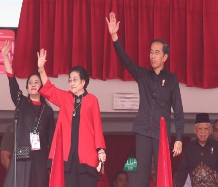 Sebuah unggahan mengeklaim, Presiden Jokowi resmi menggantikan Megawati Soekarnoputri sebagai Ketum PDI-P. 
