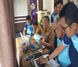 Wakil Bupati Kepulauan Meranti, Drs H Said Hasyim yang mendapatkan kesempatan mengisi data Sensus Penduduk dengan cara online didampingi petugas.