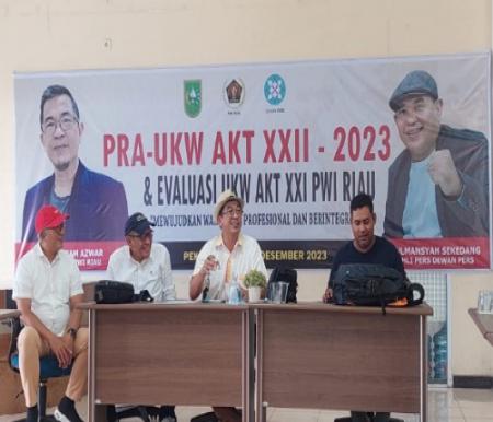 Ketua PWI Riau, Raja Isyam Azwar bersama panitia pelantikan Pengurus PWI Riau 2023-2028.(foto: istimewa)