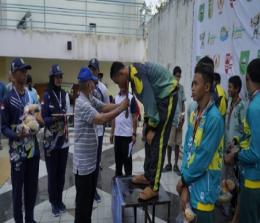 Penyerahan medali cabor renang Porprov X Riau 2022 di venue Aquatic Rumbai Sport Center Pekanbaru.(foto: rahmat/halloriau.com)