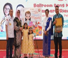 Gubernur Riau, Syamsuar bersama istri, Hj Misnarni Syamsuar saat peluncuran buku Sita Belajar Menjahit.(foto: istimewa)