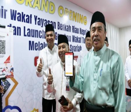 Gubernur Riau, Syamsuar saat meresmikan Nazhir Wakaf Yayasan Berkah Riau Syariah.(foto:istimewa)