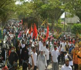 Ribuan pendukung mengantar pasangan Adil-Asmar mendaftar KPU Meranti.