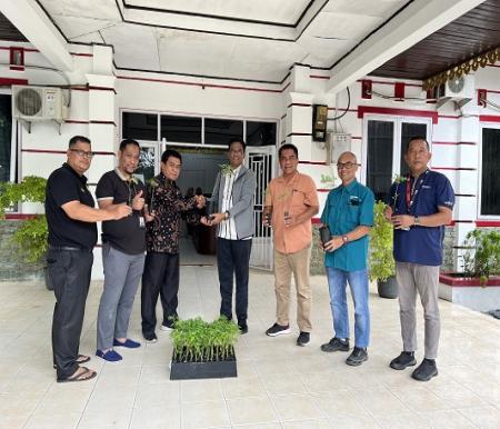 PT RAPP menyerahkan bantuan 3.000 bibit pohon kelor kepada Dinas Lingkungan Hidup Kabupaten Pelalawan (foto/ist)