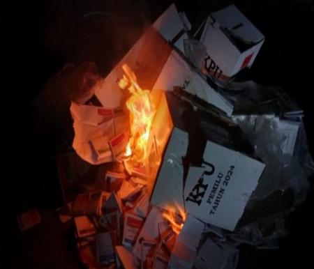Massa rusak TPS dan bakar logistik Pemilu di Parado, Bima (foto/detik)