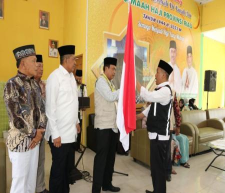 Asisten I Setdaprov Riau, Masrul Kasmy menyambut kepulangan 367 jamaah haji Kloter 15 BTH di DHA Riau.(foto: mcr)
