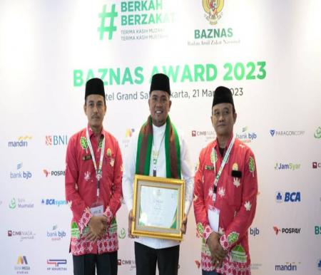 Bupati Pelalawan, Zukri Misran saat menerima penghargaan Baznas Award 2024.(foto: andi/halloriau.com)