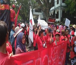 Demo buruh di Malang menolak kenaikan iuran BPJS Kesehatan. FOTO: Okezone