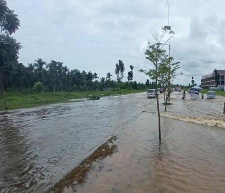 Jalan Sudirman Ujung Rumbai rusak akibat terendam banjir.(foto: mcr)