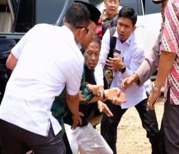peristiwa penusukan Menko Polhukam Wiranto yang dilakukan oleh Syahril Alamsyah alias Abu Rara. 