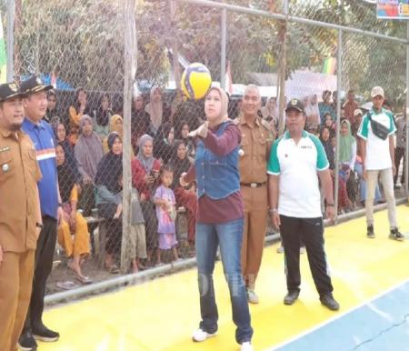 Pembukaan turnamen bola voli HUT Desa Belimbing ditandai dengan servis bola pertama oleh Bupati Rezita Meylani (foto/andri)