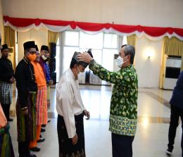Gubernur Riau, Syamsuar memasang tanjakan kepada Ketua Permaskab Kepulauan Meranti, Nazaruddin