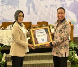 Piagam penghargaan UHC tersebut diterima langsung oleh istri Bupati Kepulauan Meranti, H Muhammad Adil, yakni Hj. Rinarni. 