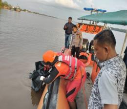 Jasad nelayan udang dievakuasi tim SAR (foto/ist)