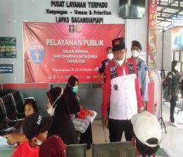 Kakanwil Kemenkumham Riau, Muhammad Jahari Sitepu menyapa sejumlah pengunjung yang akan menjenguk warga binaan di Lapas Kelas II A Bagansiapiapi.