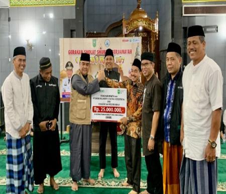 Gubernur Riau, Edy Natar menyalurkan program kemitraan BRK Syariah untuk Masjid Raya Kota Teluk Kuantan.(foto: istimewa)