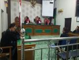 Majelis Hakim Pengadilan Negeri Bengkalis membacakan putusan sela terhadap eksepsi (keberatan) Penasehat Hukum
