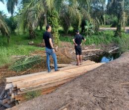 Polisi menemukan keping kayu dugaan hasil ilegal logging di Kecamatan Bangko (foto/zal)