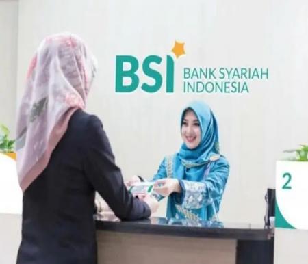 ilustrasi Karyawati Bank Syariah Indonesia melayani nasabah
