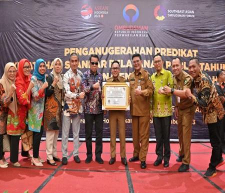 Kepala Perwakilan Ombudsman Republik Indonesia Provinsi Riau Bambang Pratama ke Bupati Bengkalis melalui Sekda Ersan Saputra (foto/zulkarnain)