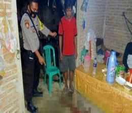 Polisi menunjukkan bekas darah yang tercecer di lantai. Seorang warga Pringsewu, Lampung, tega menganiaya istrinya pakai cangkul hingga mengalami luka serius. Foto: Tribunpekanbaru