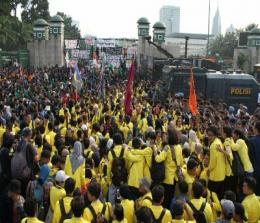 Ribuan Mahasiswa melakukan aksi demo di Depan Gedung DPR/MPR. Foto: Kompas