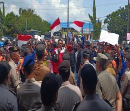 Konfederasi Serikat Buruh Sejahtera Indonesia (KSBSI) Cabang Dumai menggelar demonstrasi di depan Kantor Dinas Tenaga Kerja dan Transmigrasi (Disnakertrans) Kota Duma, Senin (18/11/2019).