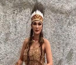 Super model, Luna Maya tampil beda memakai baju khas Papua (foto/int)