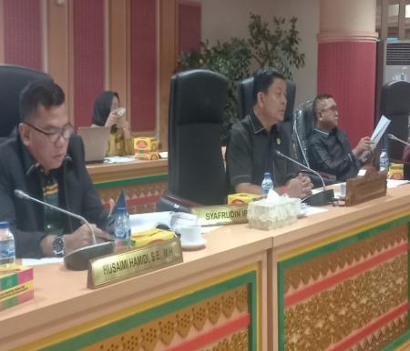 Komisi II DPRD Riau hearing dengan masyarakat petani sawit yang bersengketa dengan PT DSI (foto/rinai)
