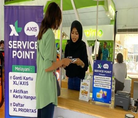 Frontliner XL AXIS Service Point di Kota Bandung saat melayani pelanggan.(foto: istimewa)