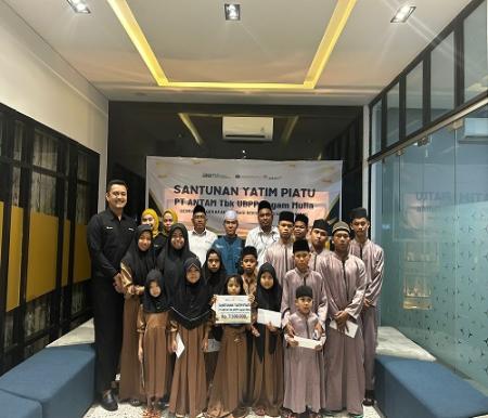 Butik Antam Pekanbaru mengundang dan beri bantuan anak-anak dari Panti Asuhan Darul Ilmi (foto/int)