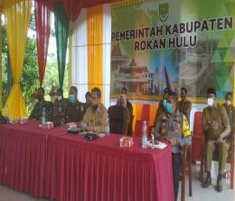 Pjs Bupati Rohul Masrul Kasmy, pimpin rapat kordinasi terkait antisipasi libur panjang dan mengatasi tingginya penularan Covid-19 bersama Gubernur Riau.