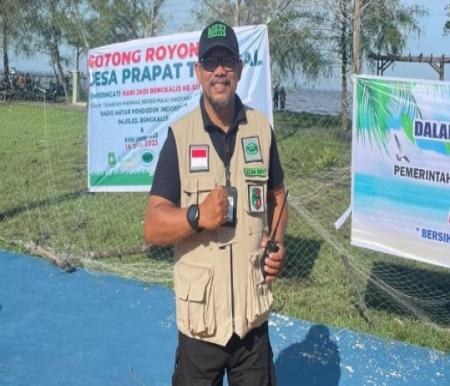 Erzansyah koordinator RAPI 05.02 Lokal Kecamatan Bengkalis Goro di Pantai Perapat Tunggal (foto/zul)
