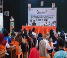 Asisten I Setdako Dumai Yusrizal membuka sosialisasi beasiswa Politeknik Caltex Riau di SMKN 1 Dumai (foto/Bam)
