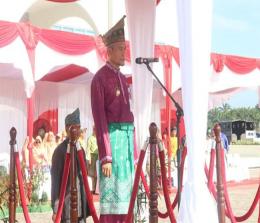 Bupati saat menginspeksi pasukan Satpol PP di perayaan HUT Satpol PP, Linmas dan Damkar di Kabupaten Pelalawan
