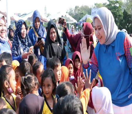 Bupati Inhu, Rezita menyapa anak-anak Inhu dalam momen peringatan HAN 2023 di Inhu.(foto: andri/halloriau.com)