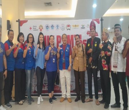 Ketua Harian PSMTI Riau, Jailani Tan bersama pengurus PSMTI Riau dan FPK Riau disela-sela kegiatan donor darah dalam rangka HUT ke-25 PSMTI.(foto: bayu/halloriau.com)