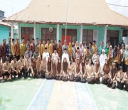 Gubernur Riau, Syamsuar bersama para guru dan siswa SMAN 1 Pasir Limau Kapas Rohil.(foto: afrizal/halloriau.com)