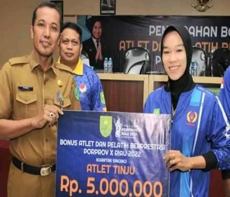Atlet dan pelatih berprestasi mendapat bonus dari Pemkab Inhu (foto/ist)